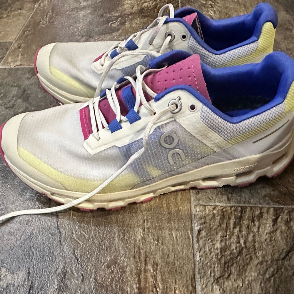 On Running Women's White and Pink Athletic Shoes EUC